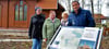 Monika Uecker, Cosima Pilz und  Wallburg Anlauf (von links) vom Verein Stabkirche Stiege und Thomas Schult vom Tourismusverband Oberharz am Brocken freuen sich über das neue Schild an der Stabkirche.