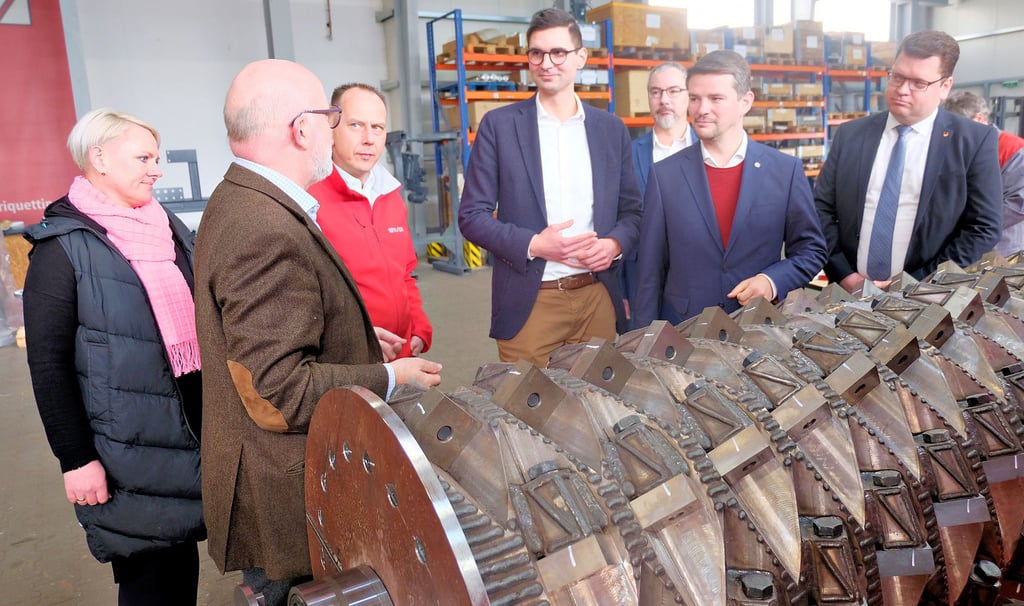 Weima-Geschäftsführer Martin Friz (2. v. l.) erklärt seinen Gästen die Maschine „Powerline 3.000“, die demnächst nach Indien geliefert wird.