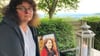 Petra Lieser sitzt mit einem Foto ihrer Tochter Katja in ihrem Garten in Trier. Katja Lieser war am 1. Dezember 2020 bei einer Amokfahrt getötet worden.