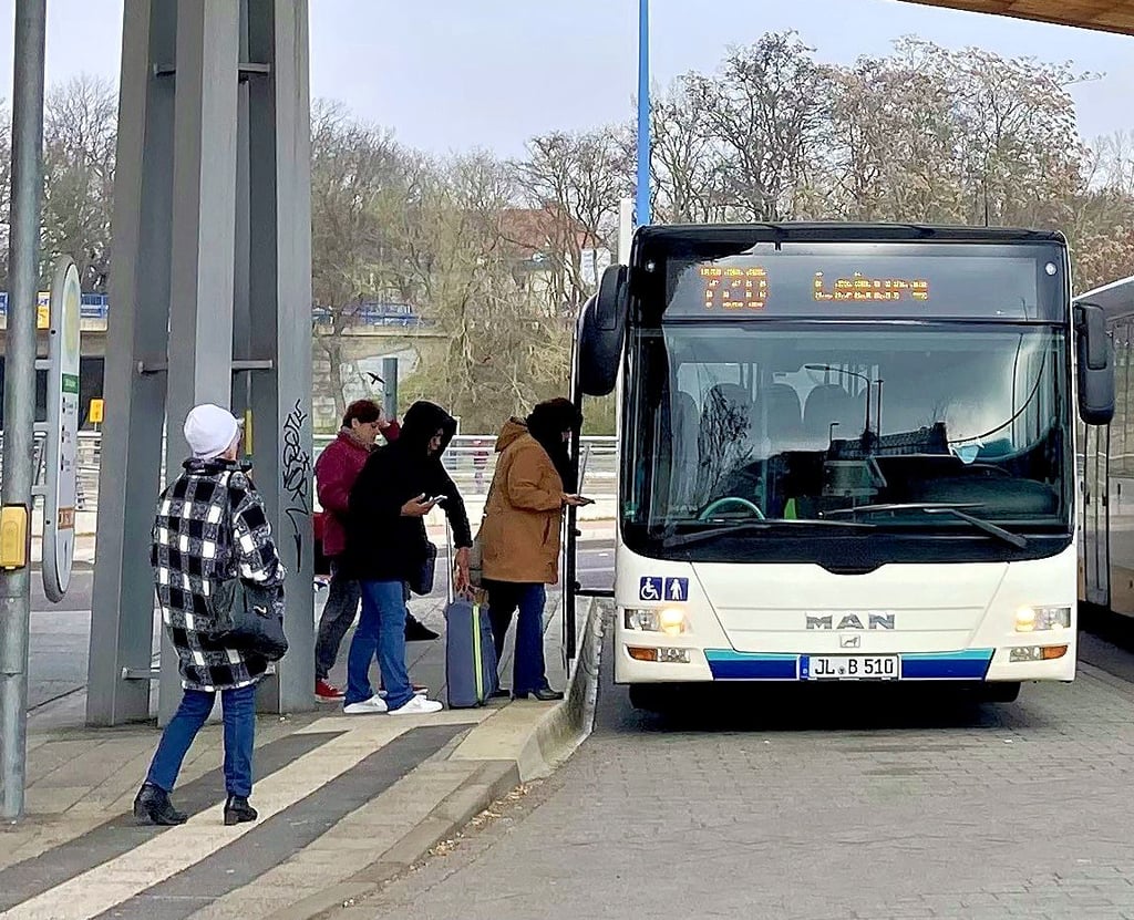 Die Buslinie 720 der NJL erreicht den ZOB in Magdeburg im Zeitraum von kurz vor 6 bis kurz nach 22 Uhr.
