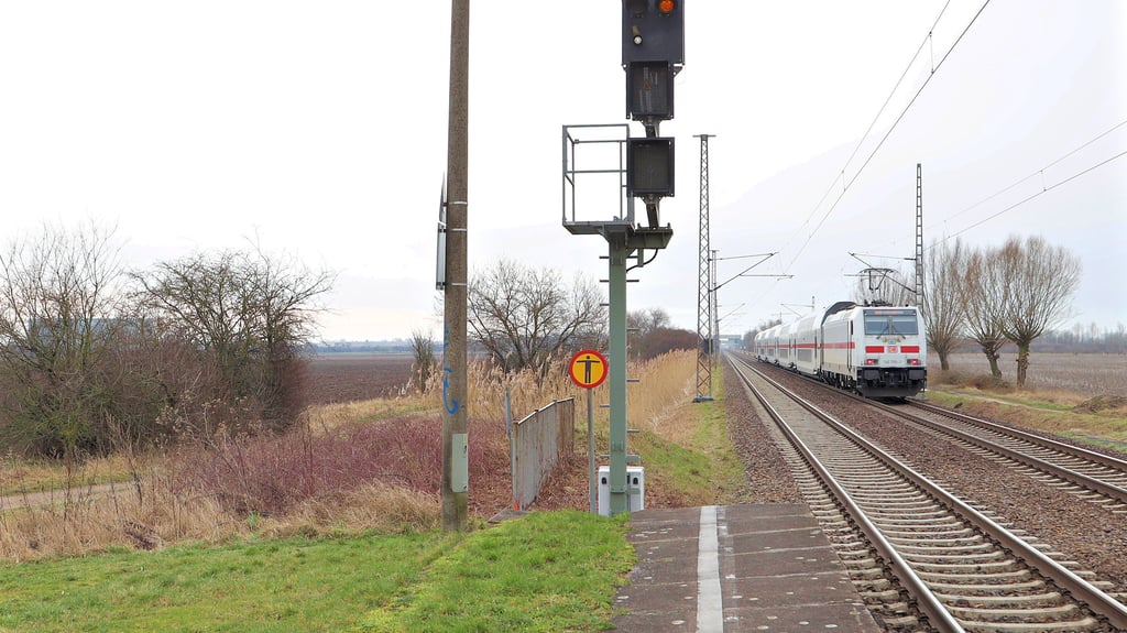 Nach Plänen der Gemeinde Barleben soll ein Wirtschaftsweg links der Bahnlinie Magdeburg-Stendal nahe des S-Bahn-Haltepunktes zu einem Radweg aufgwertet werden. Doch geht das überhaupt?