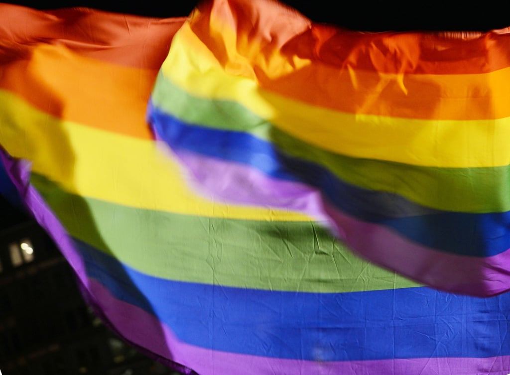 Regenbogenfahnen wehen auf der Demonstration der Kampagne „Gay Folks Movement“.
