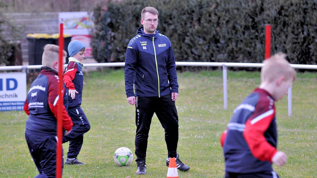 Als „Fußballheld 2024“ geehrt: Dominik Stierands Jugendtrainer-Laufbahn begann als „Feuerwehrmann“ in Baumersroda.