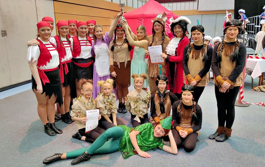 Die Junioren-Tanzgruppe „Wild Dancer“ des Wahrburger Carneval Clubs kehrte mit einem dritten Platz von der Landesmeisterschaft in Spergau zurück. Mit ihrem Tanz „Peter Pan – unser Held“ überzeugte sie die Preisrichter.