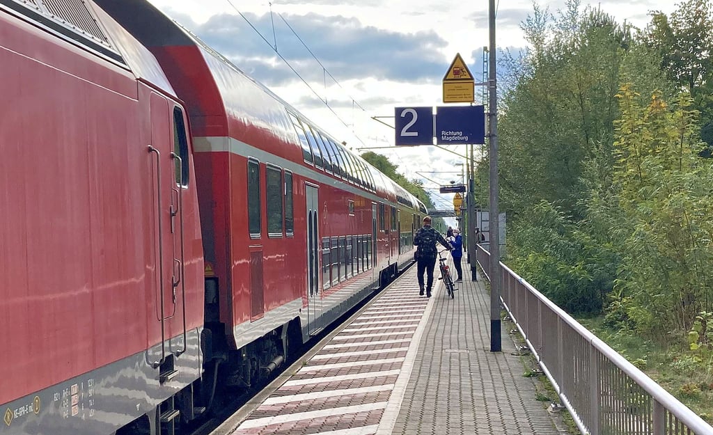 Die Regionalbahn 40, die auch in Möser, Gerwisch und Biederitz hält, bekommt mit Fahrplanumstellung im Dezember an den Wochenenden einen Stundentakt .