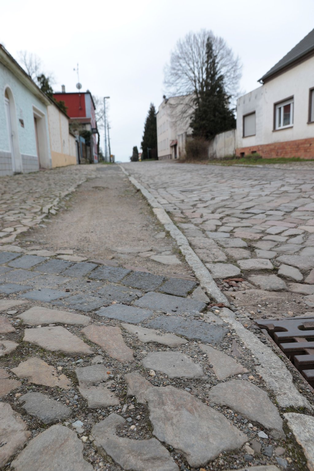 Blick auf einen der Gehwege an der Straße.