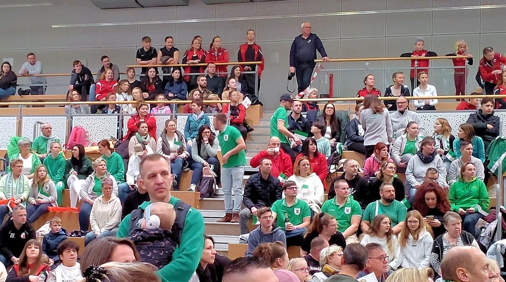 Der grün-weiße Fanblock vom WCC war in der Jahrhunderthalle in Spergau (Saalekreis) nicht zu übersehen und nicht zu überhören.