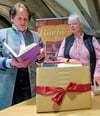 Karin von Welck (links) übergab im Jahr 2022 Bücher der Landesliteraturtage 2021 an Manula Freyberg und die Stadtbibliothek Zeitz.
