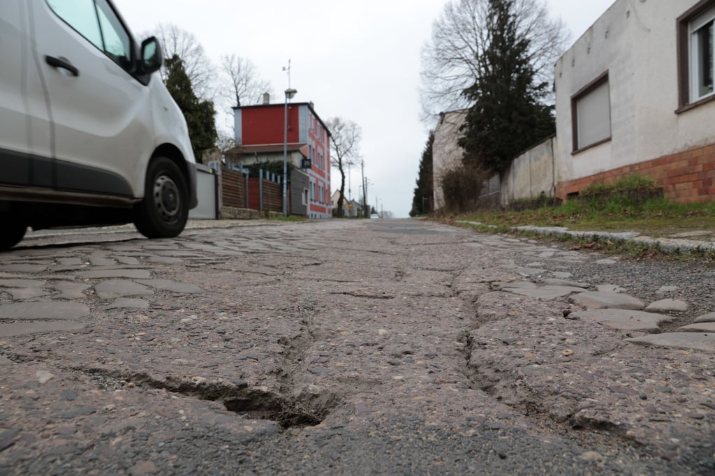 Die Straße soll eine neue Asphaltdecke bekommen.