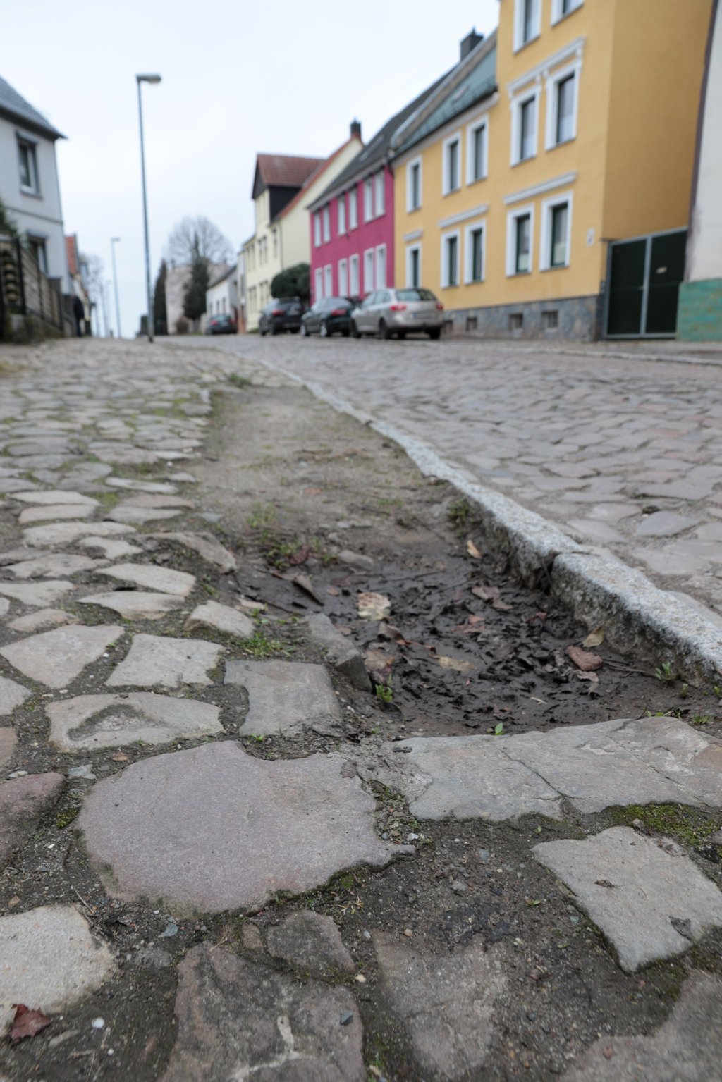 Solche Schadstellen finden sich vielfach entlang der Straße.