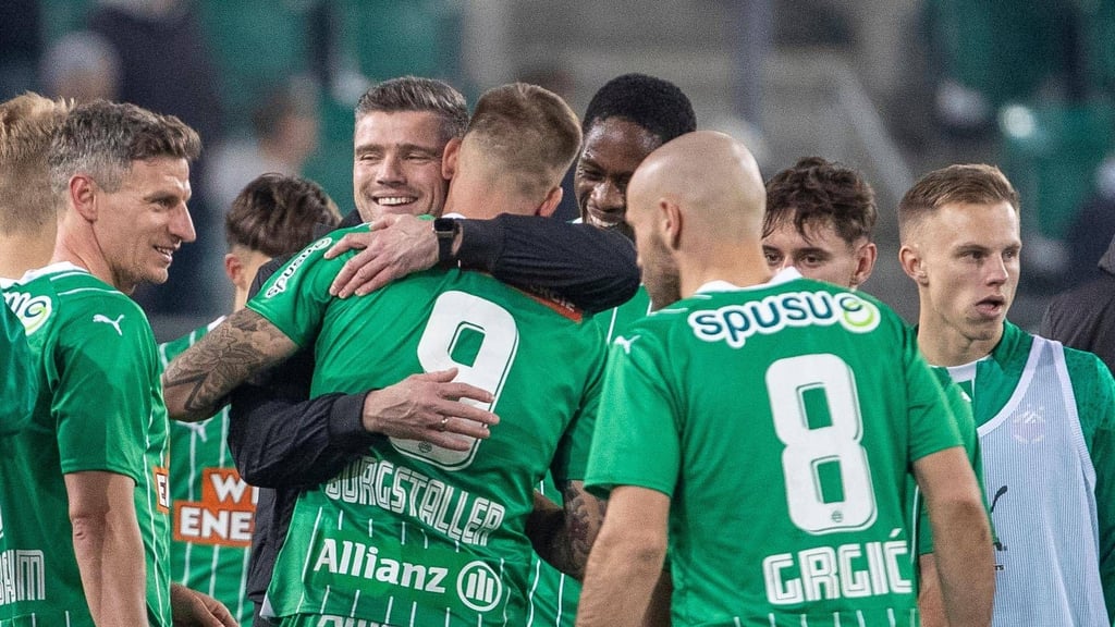 Robert Klauß feiert mit seinen Spielern von Rapid Wien den Derbysieg gegen den Stadtrivalen Austria.