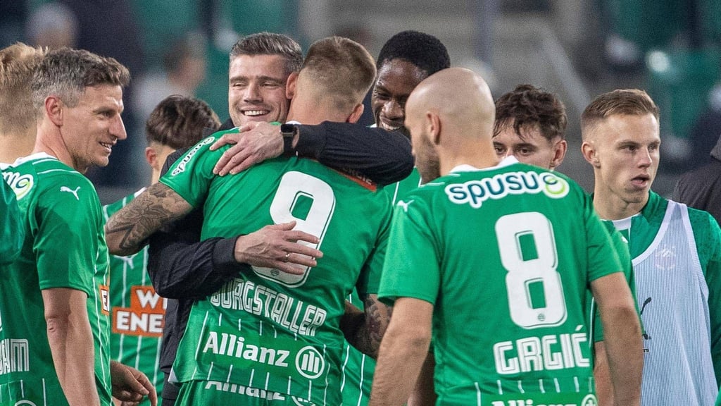 Robert Klauß feiert mit seinen Spielern von Rapid Wien den Derbysieg gegen den Stadtrivalen Austria.