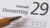 Auf einem Kalenderblatt steht das Datum Donnerstag 29. Februar 2024.