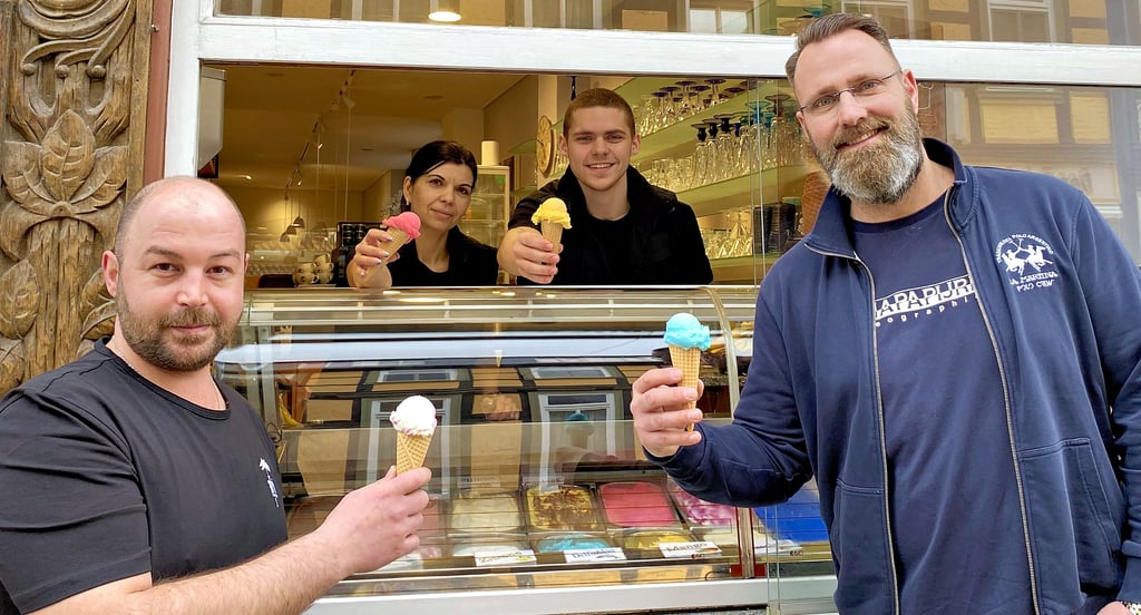 Volkmar Klaus (rechts) und Maxim Bogomolov (links) sorgen dafür, dass ein Traditionslokal in der Breiten Straße in Wernigerode wiedereröffnet wird. Seit Jahren betreiben sie bereits ein Eiscafé in Oschersleben.