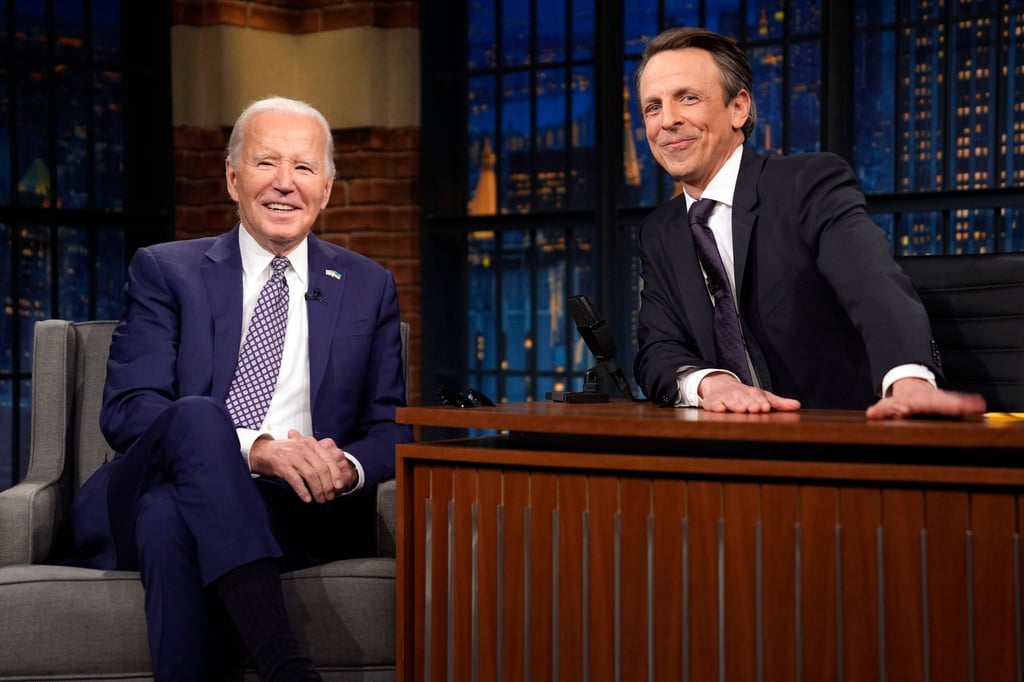 Joe Biden (l) war bereits vor zehn Jahren als Gast in der Sendung „Late Night with Seth Meyers“.