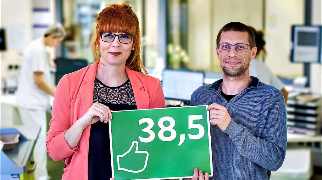 Einigung in der Bördeklinik Neindorf: Betriebsratsvorsitzender Matthias Görner und Pflegedirektorin Kathleen Lier zum neuen Tarifvertrag.