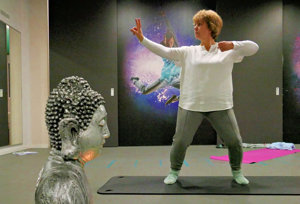 Qi Gong-Trainerin Simone Lindner stärkt mit der Übung den „Bogen spannen“ ihren geistigen Fokus und ihr Immunsystem, darüberhinaus dehnt sie die Schultermuskeln. Die Elsteranerin bietet Kurse in Jessenn, wie hier im Foto im Fitnesstudio Injoy und in Elster an.