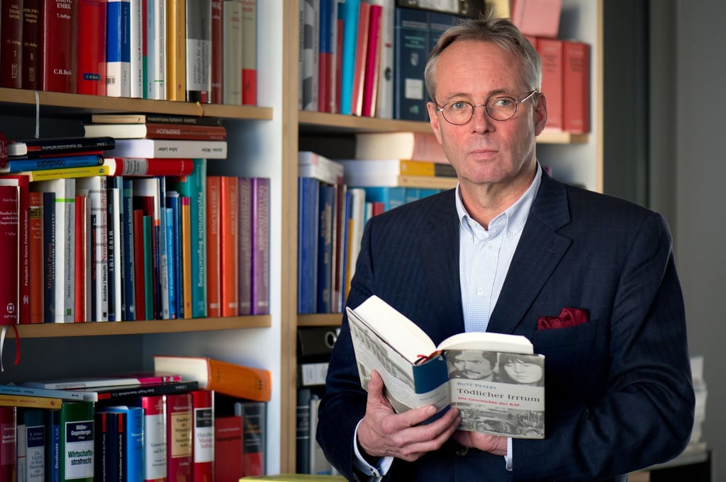 Rechtsanwalt und RAF-Experte Butz Peters in seiner Kanzlei.