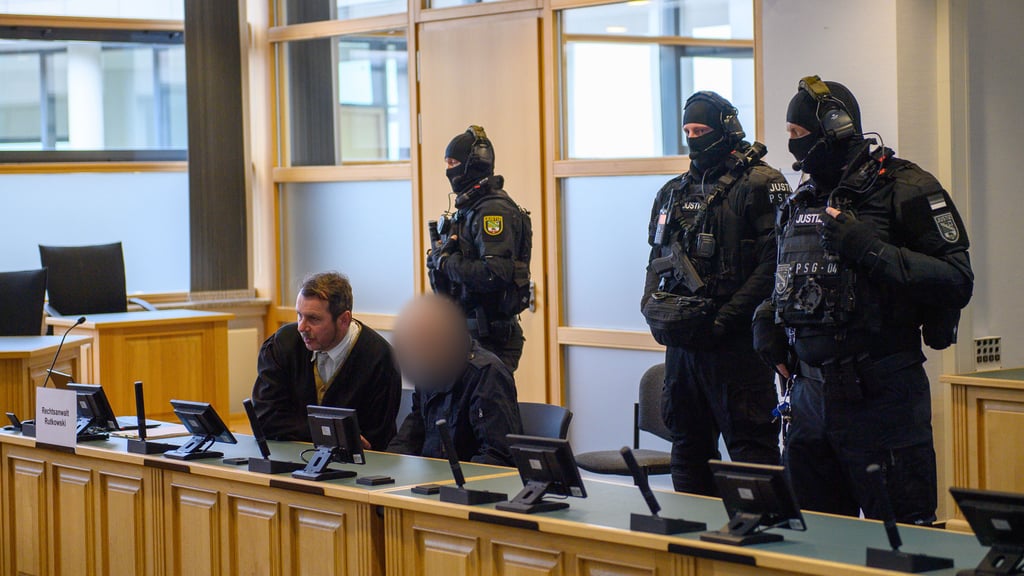Der Halle-Attentäter musste sich wegen einer Geiselnahme in Burg vor Gericht verantworten.