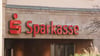 Der Schriftzug "Sparkasse" steht am Hauptgebäude der Sparkasse Gera-Greiz.