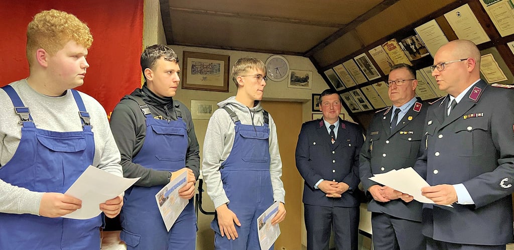 Wehrleiter Thomas Vietzke (rechts) konnte mit Flynn Frahs, Hannes Petermann und Lion Blümner (von links) geich drei neue Mitglieder in die Reihen der Aktiven aufnehmen. Alle kommen aus der Jugendwehr, die Enrico Dörfer (3. von rechts) leitet. Auch Gemeindewehrleiter Uwe Engel gratulierte.