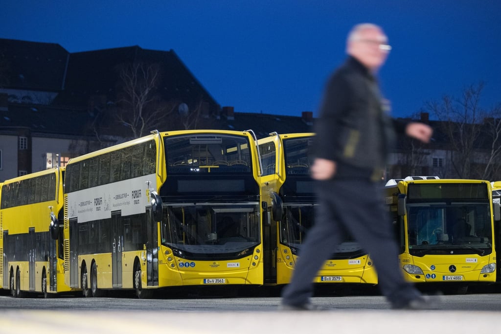 Busse stehen im bestreikten BVG Busdepot in der Cicerostraße.