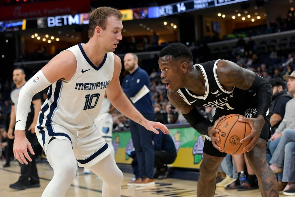 Dennis Schröder (r) verbuchte gegen die Memphis Grizzlies 18 Punkte, 5 Vorlagen und 2 Rebounds.