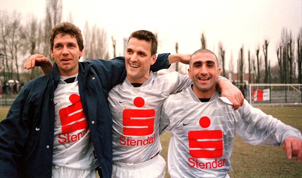 Rainer Wiedemann (M.) mischte in den 90er Jahren mit dem FSV Lok Altmark Stendal die Regionalliga Nordost auf. Hier bejubelt der Torjäger mit seinem Teamkollegen Dirk Grempler (l.) und Sasa Dadunaschwili den 2:1-Erfolg beim Spandauer SV am 24. Januar 1999.