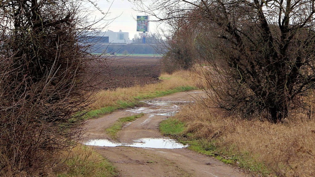 Dieser marode Feldweg östlich der Bahnlinie Magdeburg-Stendal soll zum Fahrradweg werden und die Gemeinde mit dem Barleber See verbinden.