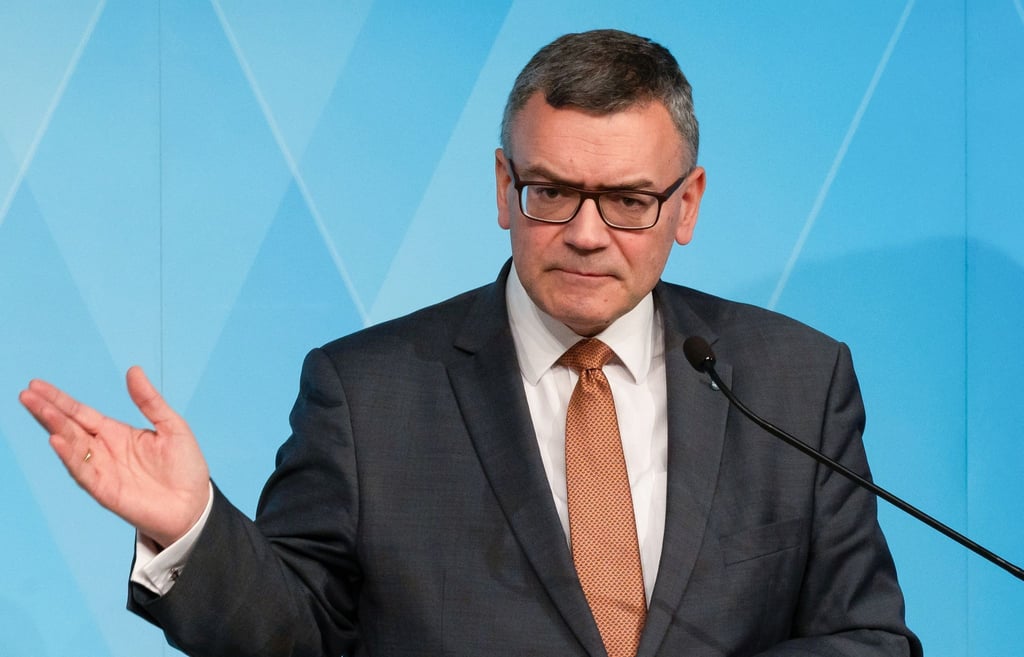 Florian Herrmann (CSU), Leiter der bayerischen Staatskanzlei, nimmt nach einer Kabinettssitzung an einer Pressekonferenz teil.