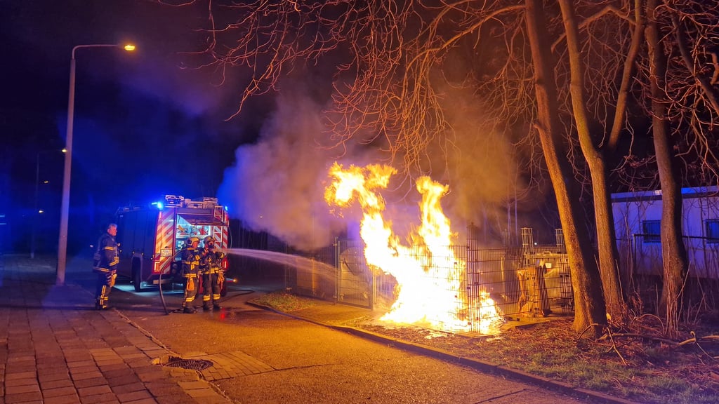 In Halle-Neustadt brannten mehrere Müllcontainer