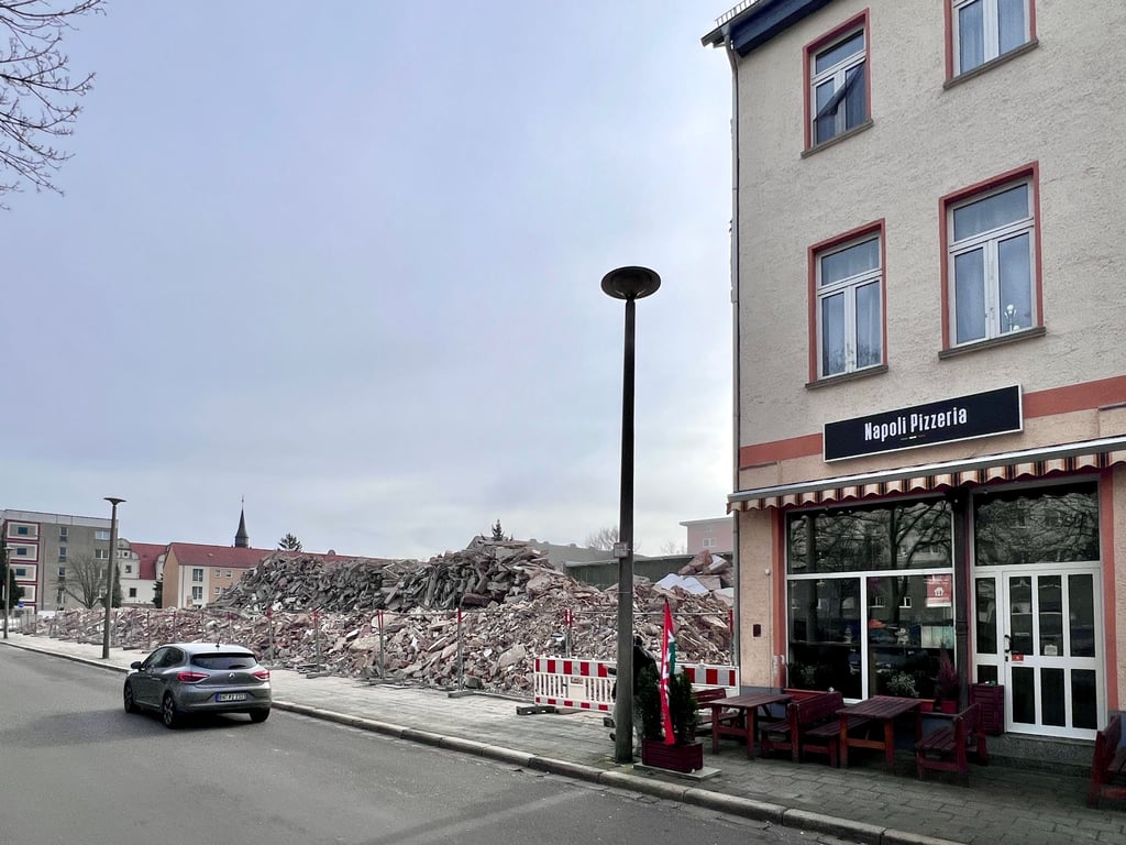 Das Gebäude mit der Pizzeria bleibt stehen - die Gaststätte hat weiter geöffnet.