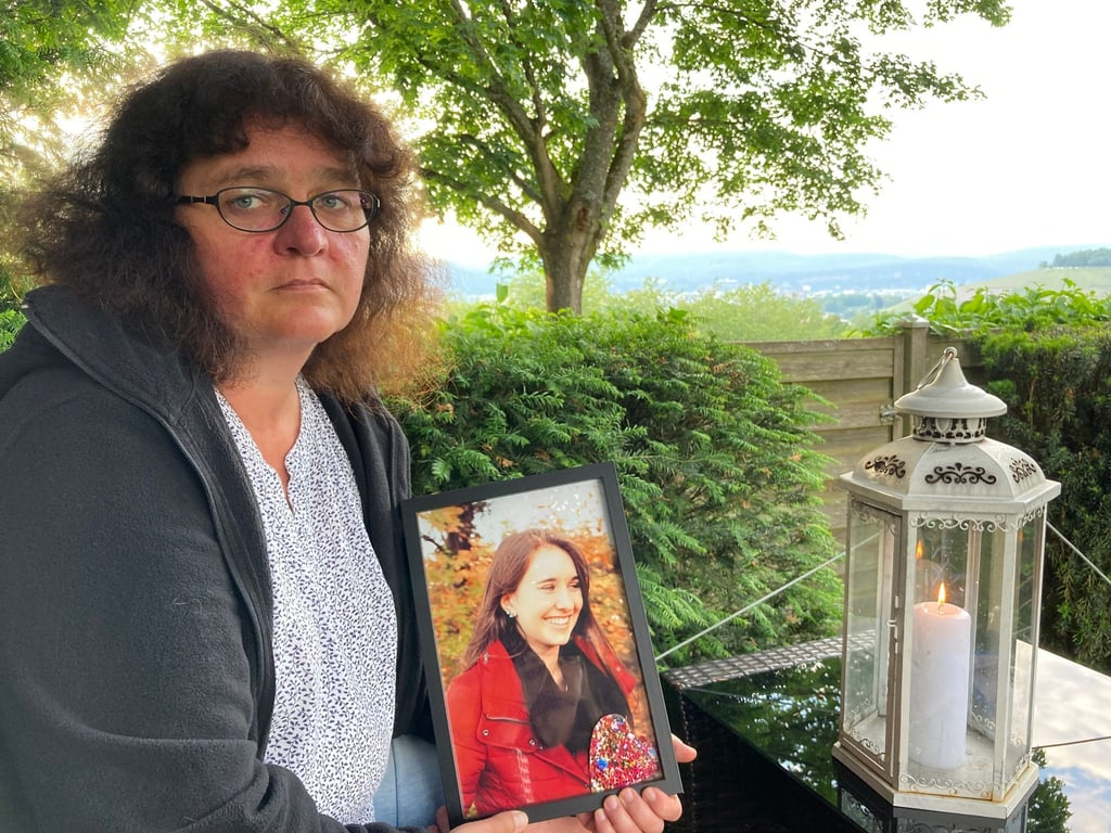Petra Lieser mit einem Foto ihrer Tochter Katja in Trier. Katja Lieser war am 1. Dezember 2020 bei einer Amokfahrt getötet worden.