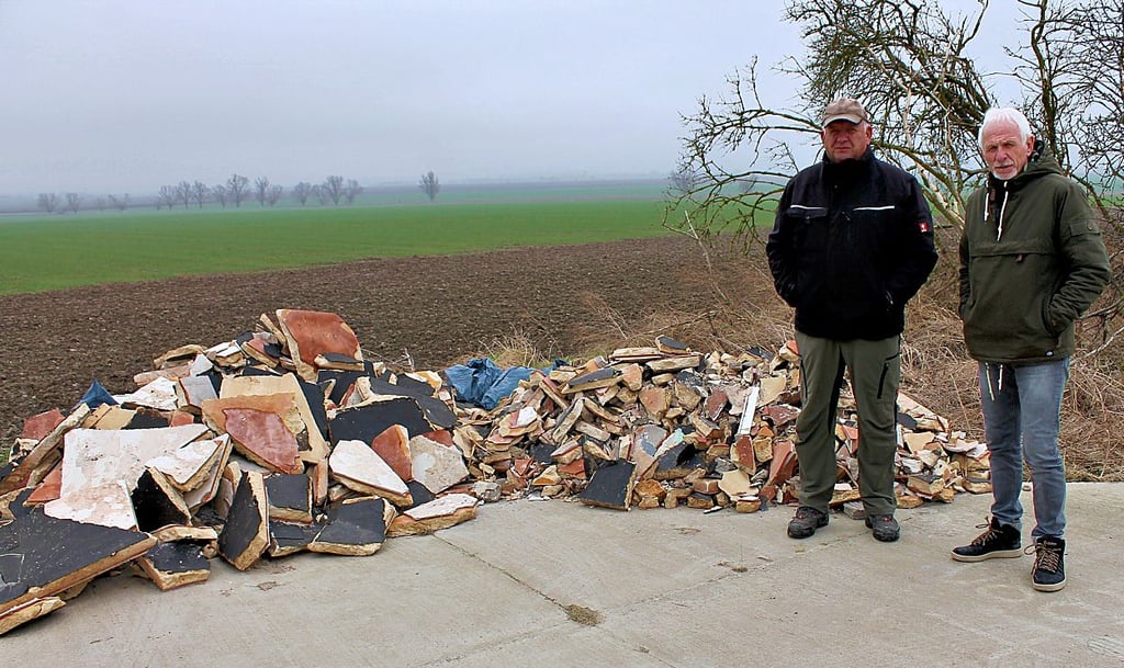 Zwischen den Müllbergen fanden Landwirt Wolfgang Tschoepe (links) und Heudebers Ortsbürgermeister Hartmut Busch auch Dokumente, die auf die Verursacher verweisen können.
