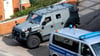 Ein gepanzertes Fahrzeug der Polizei verlässt den Hof des Amtsgerichts in Verden. Zielfahnder des LKA Niedersachsen haben am Montagnachmittag mutmaßlich die frühere RAF-Terroristin Daniela Klette festgenommen.