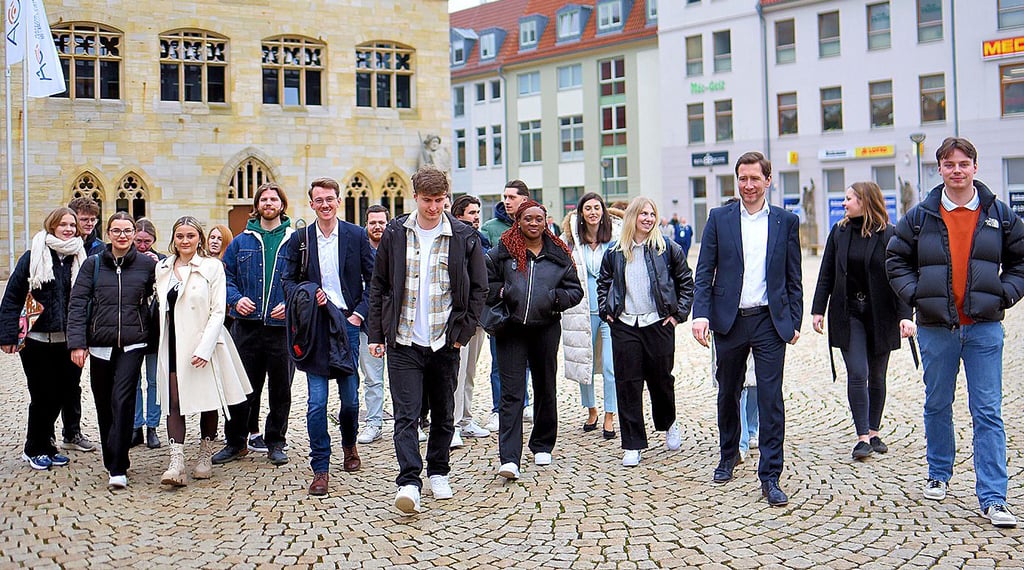 Medizin-Studium in Halberstadt: Nach dem Festakt zum Start des Medizin-Campus in Halberstadt gingen die Studenten zur Straßenbahnhaltestelle am Holzmarkt, um mit einer Sonderfahrt zum K6-Seminarhotel zu gelangen, wo die Vorlesungen und Seminare stattfinden.