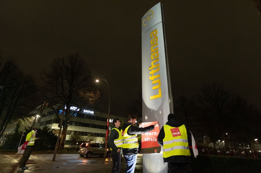 In Hamburg werden Warnstreik-Plakate aufgehängt.