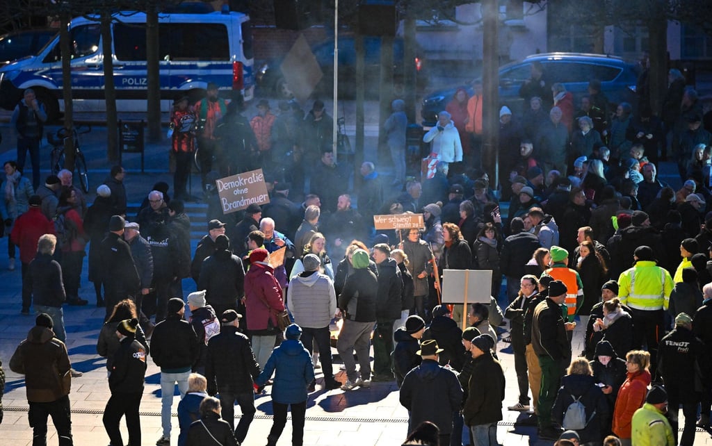 Viele Menschen nehmen am Abend an einer Demonstration auf dem Marktplatz der Spreewaldstadt Lübben teil.