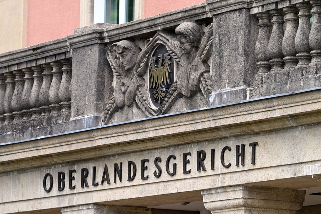 Schriftzug und Wappen über dem Eingang zum Brandenburgischen Oberlandesgericht (OLG).