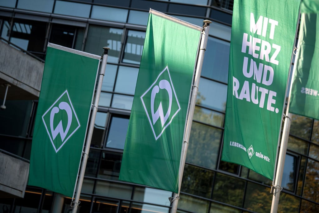 Flaggen wehen vor dem Weserstadion. Ein Bremer Spieler ist positiv auf das Coronavirus getestet worden.