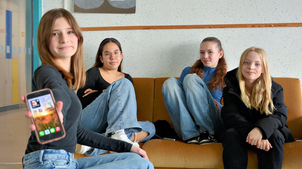 Die Wolmirstedter Sechstklässler Marie Habertorn (v.l.), Selin Kar, Noemi Adebahr und Luise Wiedemann hinterfragen ihre eigene Mediennutzung.