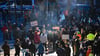 Viele Menschen nehmen am Abend an einer Demonstration auf dem Marktplatz der Spreewaldstadt Lübben teil.