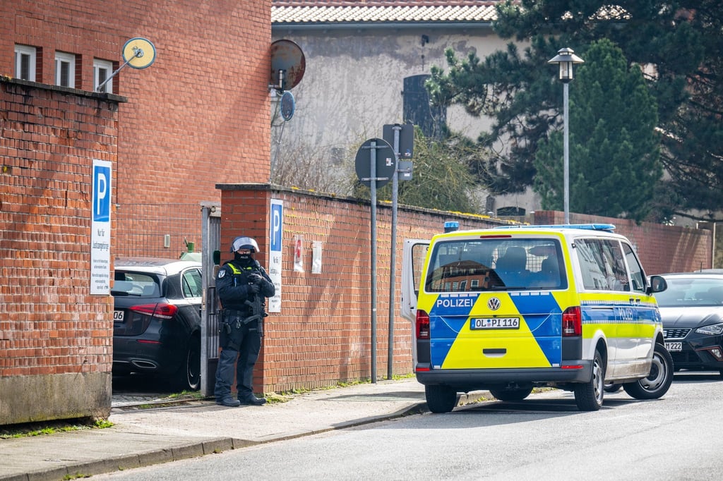 Polizisten stehen an einem Eingang zum Amtsgericht.
