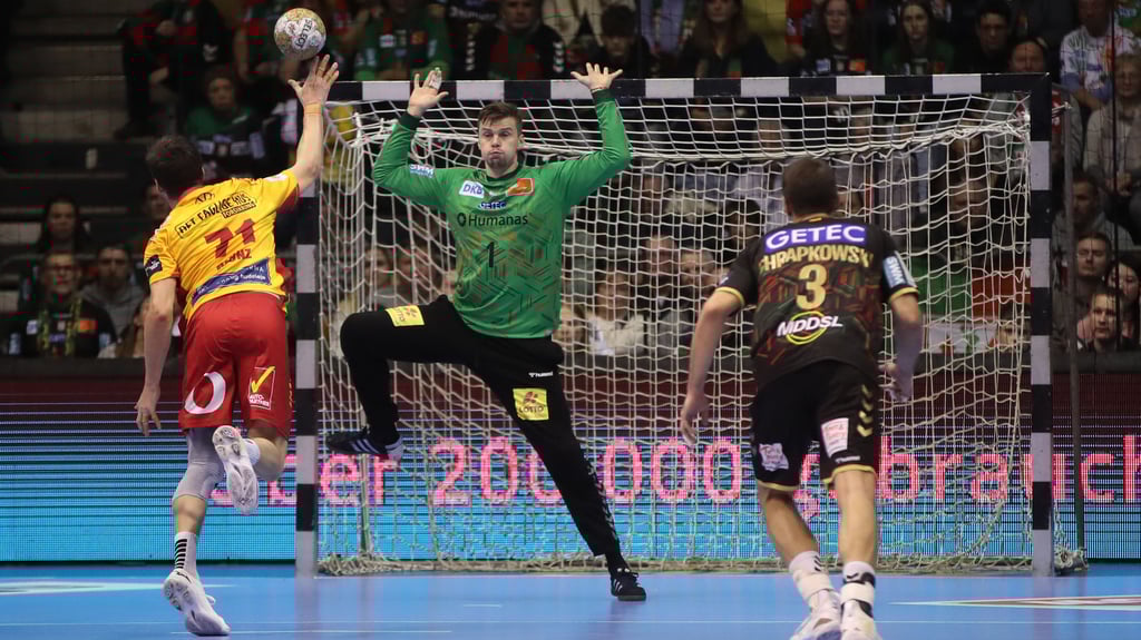 Sergey Hernandez (M.) – hier gegen GOG-Spieler Alexander Christoffersen Blonz – bestreitet mit dem SCM gegen Barcelona das erste von zwei Endspielen um das Viertelfinale der Champions League.