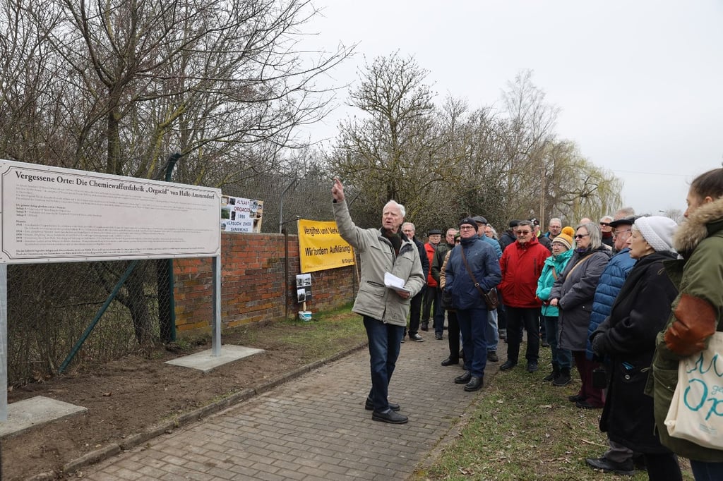 Die Bürgerinitiative Orgacid hat in der Camillo-Irmscher-Straße eine Infotafel über die Geschichte der ehemaligen Giftgasfabrik in Ammendorf aufgestellt.