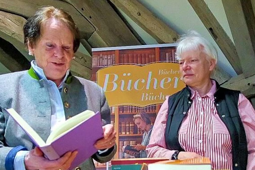 Karin von Welck (links) übergab im Jahr 2022 Bücher der Landesliteraturtage 2021 an Manula Freyberg und die Stadtbibliothek Zeitz.