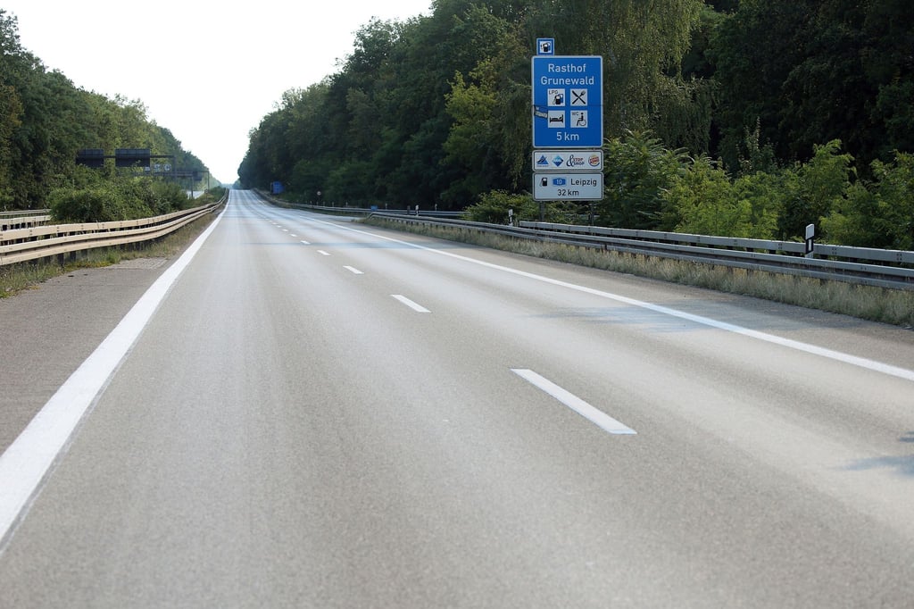 Die Autobahn A115, die Avus, ist während der Löscharbeiten einen Waldbrandes im Grunewald gesperrt.