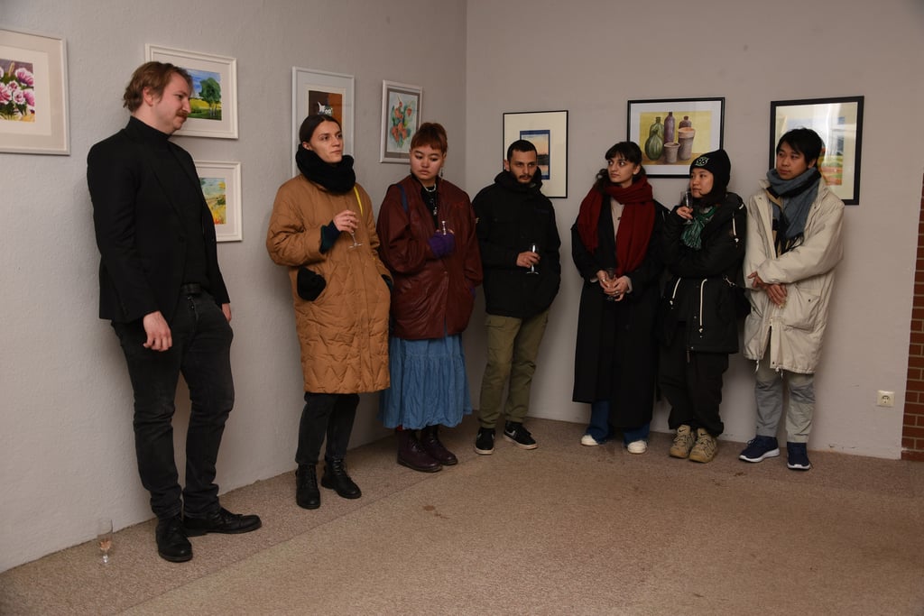 Noch etwas zurückhaltend stellten die ersten Stipendiaten sich und ihre geplanten Kunstprojekte in der Galerie "Die 8" vor.