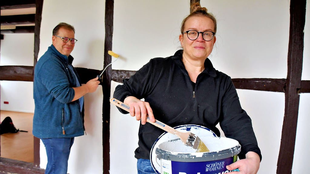 Ingrid Quatz und Thomas During sind nicht nur ein Ehepaar, sondern auch beim Malern ein Team. Ehrenamtlich hat das Paar den Religionsraum und die Küche des Gemeindehauses der evangelisch-lutherischen Kirchengemeinde renoviert. Ab dem 11. März sollen in den Räumlichkeiten die Kinder und Jugendlichen der Sekundarschule „Brüder Grimm“ ihr Mittagessen einnehmen.