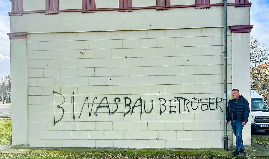 Eine der vielen Schmiererei am Naumburger Salztor. Bauunternehmer Uwe Binas guckt freundlich, ist aber nicht amüsiert.